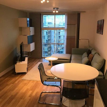 1 Bedroom In Chelsea Bridge Wharf 런던 외부 사진