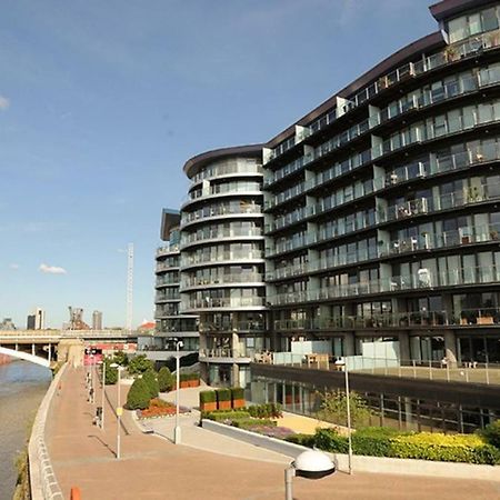 1 Bedroom In Chelsea Bridge Wharf 런던 외부 사진