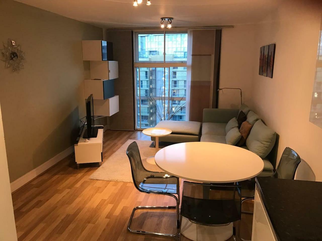 1 Bedroom In Chelsea Bridge Wharf 런던 외부 사진