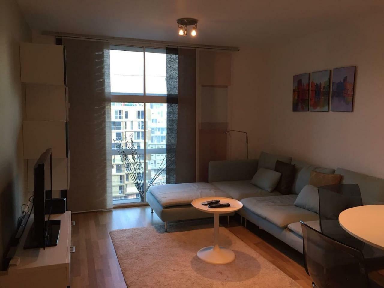 1 Bedroom In Chelsea Bridge Wharf 런던 외부 사진