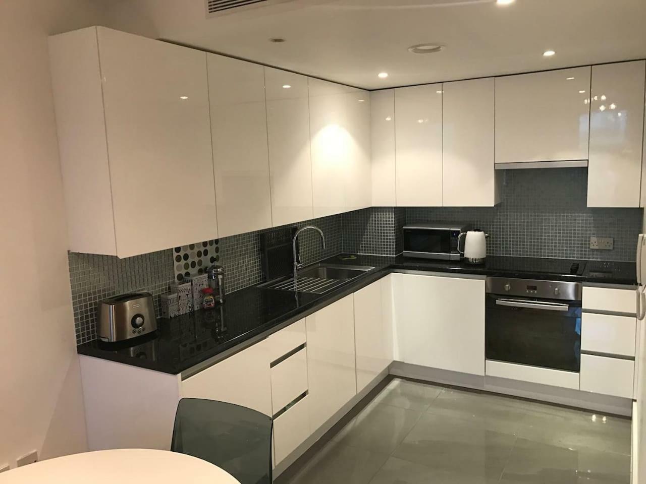 1 Bedroom In Chelsea Bridge Wharf 런던 외부 사진