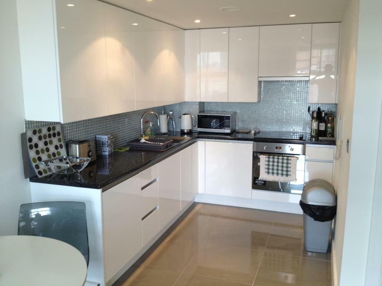 1 Bedroom In Chelsea Bridge Wharf 런던 외부 사진