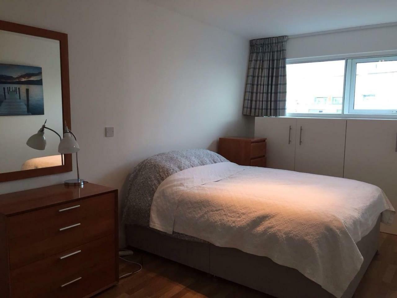 1 Bedroom In Chelsea Bridge Wharf 런던 외부 사진