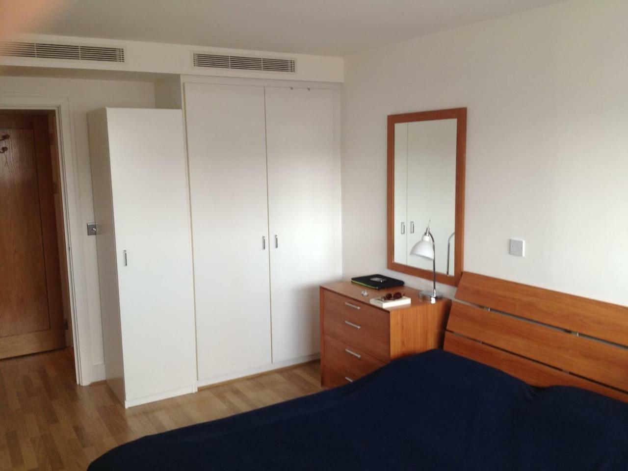 1 Bedroom In Chelsea Bridge Wharf 런던 외부 사진